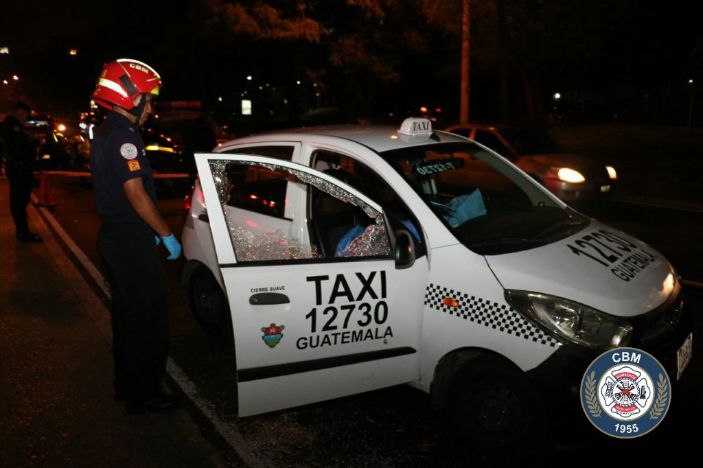 Un socorrista observa el interior del taxi cuyo piloto fue ultimado. (Foto Prensa Libre: Bomberos Municipales).