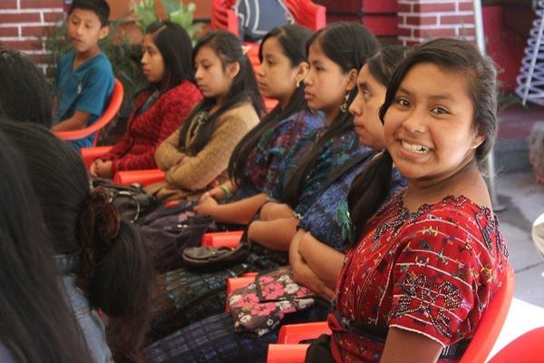 Mujeres menores de Sololá escuchan información de la asociación Ademkan, relacionada con los embarazos en adolescentes. (Foto Prensa Libre: Ángel Julajuj)