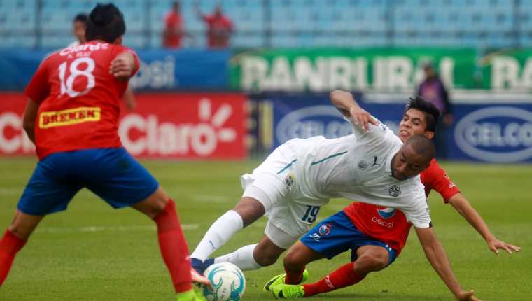 El jugador John Méndez podría ser suspendido hasta cuatro años si se confirma el positivo. (Foto Prensa Libre: Hemeroteca PL)
