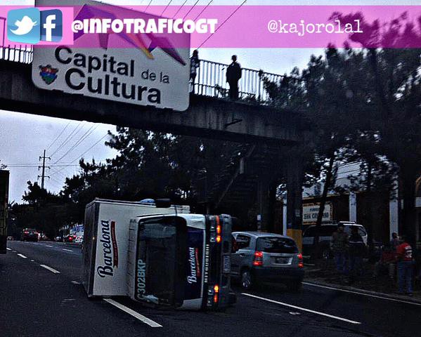 Un camión vuelca en la zona 7 y causa congestionamiento. Foto Prensa Libre. (@infoTRAFICOgt vía Twitter.)