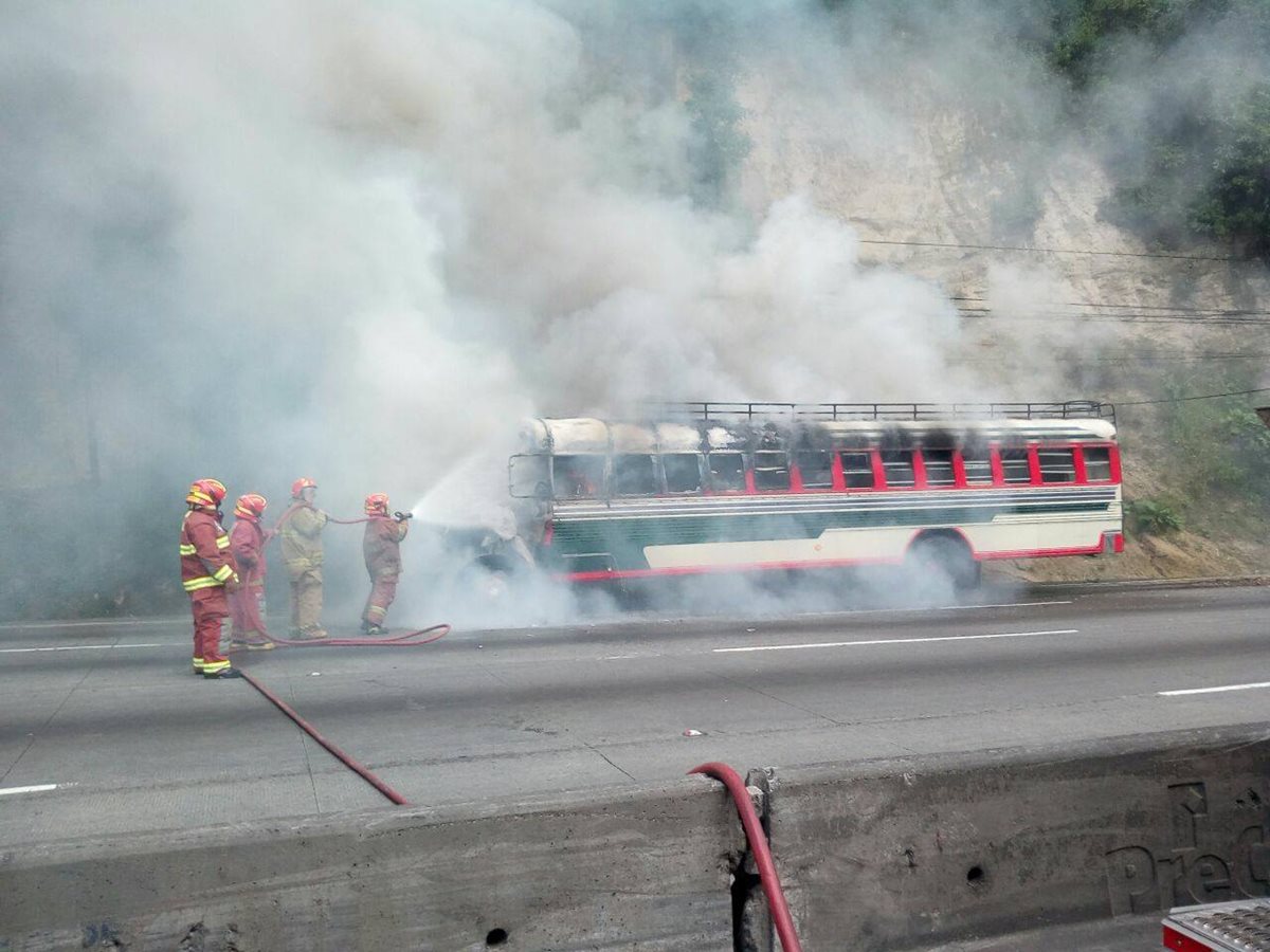 El autobús incendiado en el km 12.5 de la ruta al Pacífico se dirigía a la capital. (Foto Prensa Libre: San Miguel Petapa Noticias)