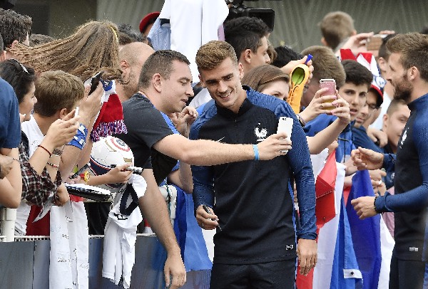 Antoine Griezmann, jugador del Atlético de Madrid, es querido por los aficionados franceses. (Foto Prensa Libre: AP)