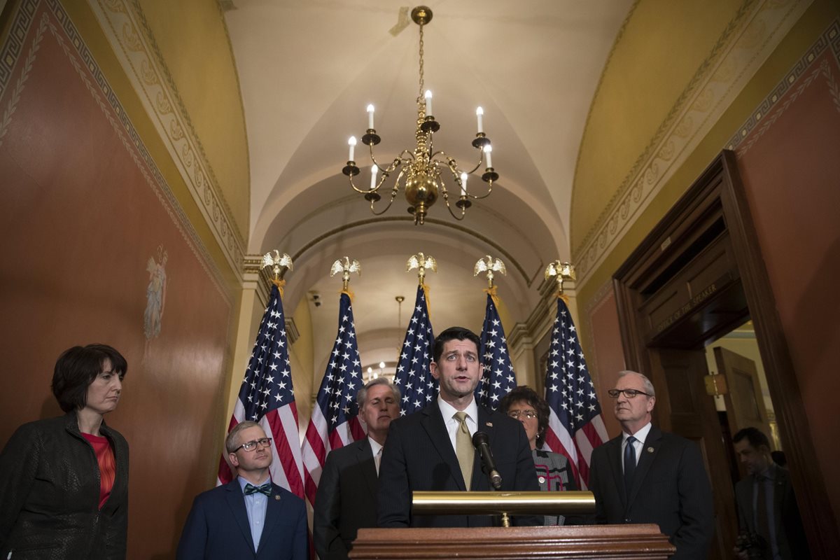 El presidente de la Cámara de Representantes, Paul Ryan, habla durante una conferencia instando a los demócratas del Senado a votar por el presupuesto para evitar un cierre del Gobierno. (Foto Prensa Libre: EFE)