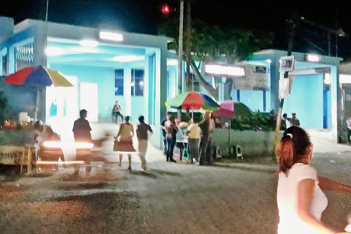 La menor fue llevada al Hospital Regional de Coatepeque. (Foto Prensa Libre: Alexánder Coyoy)