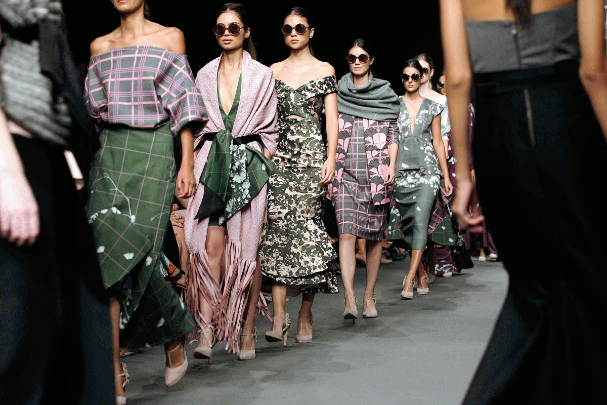 Modelos lucen  en pasarela creaciones de la diseñadora colombiana Johanna Ortiz  durante un desfile de la Semana de la Moda Lif Week 2015, en Lima (Foto: Prensa Libre EFE)