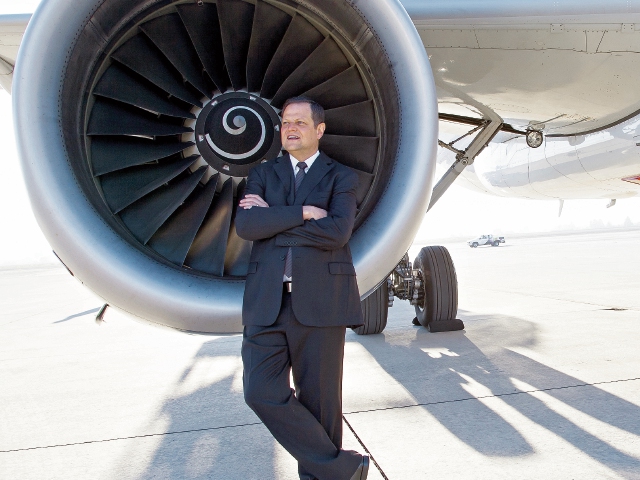 El aviador guatemalteco Enrique Beltranena dirige la compañía Volaris, que se propuso la meta de trasladar a Guatemala más de 2.5 millones de pasajeros en los siguientes tres años, con una estrategia de bajo costo.