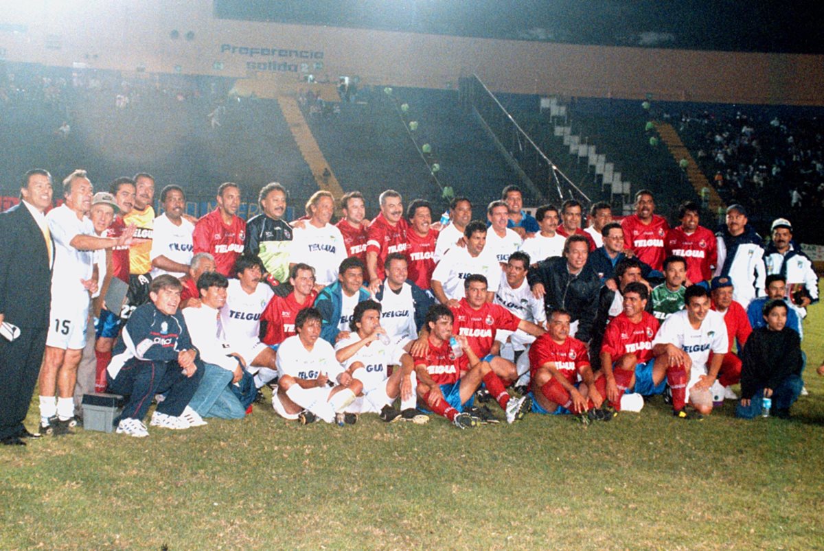 Varias de las máximas figuras que militaron en Comunicaciones y en Municipal se reencontrarán en el estadio Revolución, en un juego benéfico para los niños necesitados de la colonia Sakerty de la zona 7 capitalina. (Foto Prensa Libre: Hemeroteca PL)