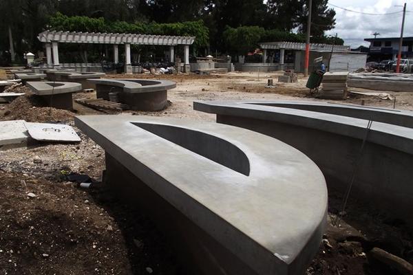 La plaza cívica, frente a la Municipalidad de Chimaltenango, está inconclusa por falta de asignación de fondos. (Foto Prensa Libre: José Rosales)<br _mce_bogus="1"/>