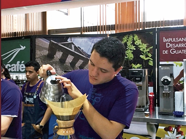 Productores de los 34 lotes de café participantes asistieron ayer a Anacafé para dar seguimiento a la subasta. (Foto Prensa Libre: Anacafé)