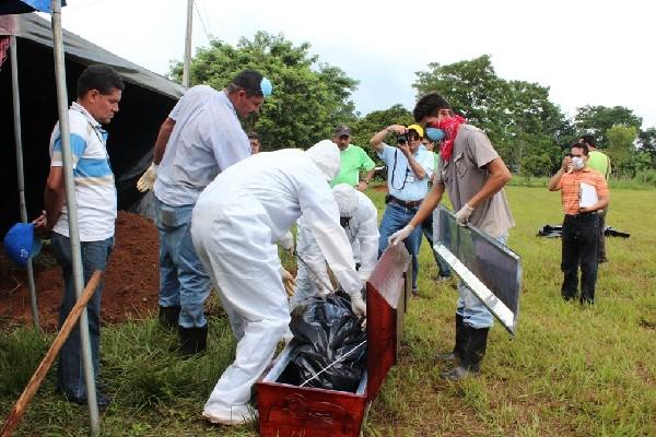 Uno de los cuerpos es colocado en un ataúd.