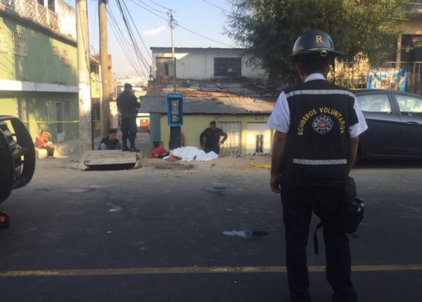 Una mujer fue ultimada en la zona 6 capitalina. (Foto Prensa Libre: Bomberos Voluntarios)