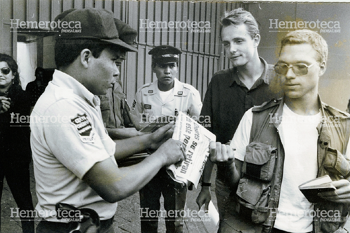 Agentes de la Policía Nacional registran a periodistas afuera de la sede de Prensa Libre el 26 de mayo de 1993 decomisándoles la edición de ese día. (Foto Prensa Libre: Hemeroteca)