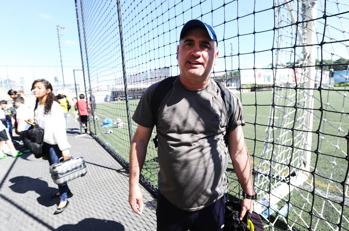 El técnico de los cremas, Willy Olivera, brinda declaraciones luego de la práctica de este martes. (Foto Prensa Libre: Francisco Sánchez).
