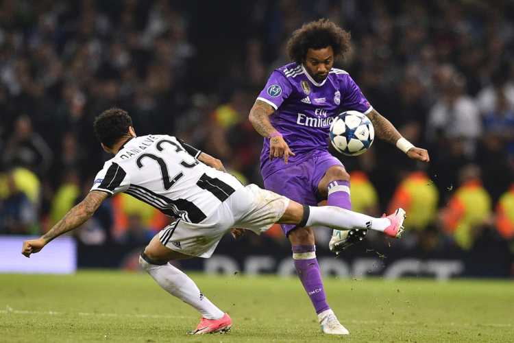 El defensa brasileño de la Juventus, Dani Alves y el lateral Marcelo captados en una acción de la final.