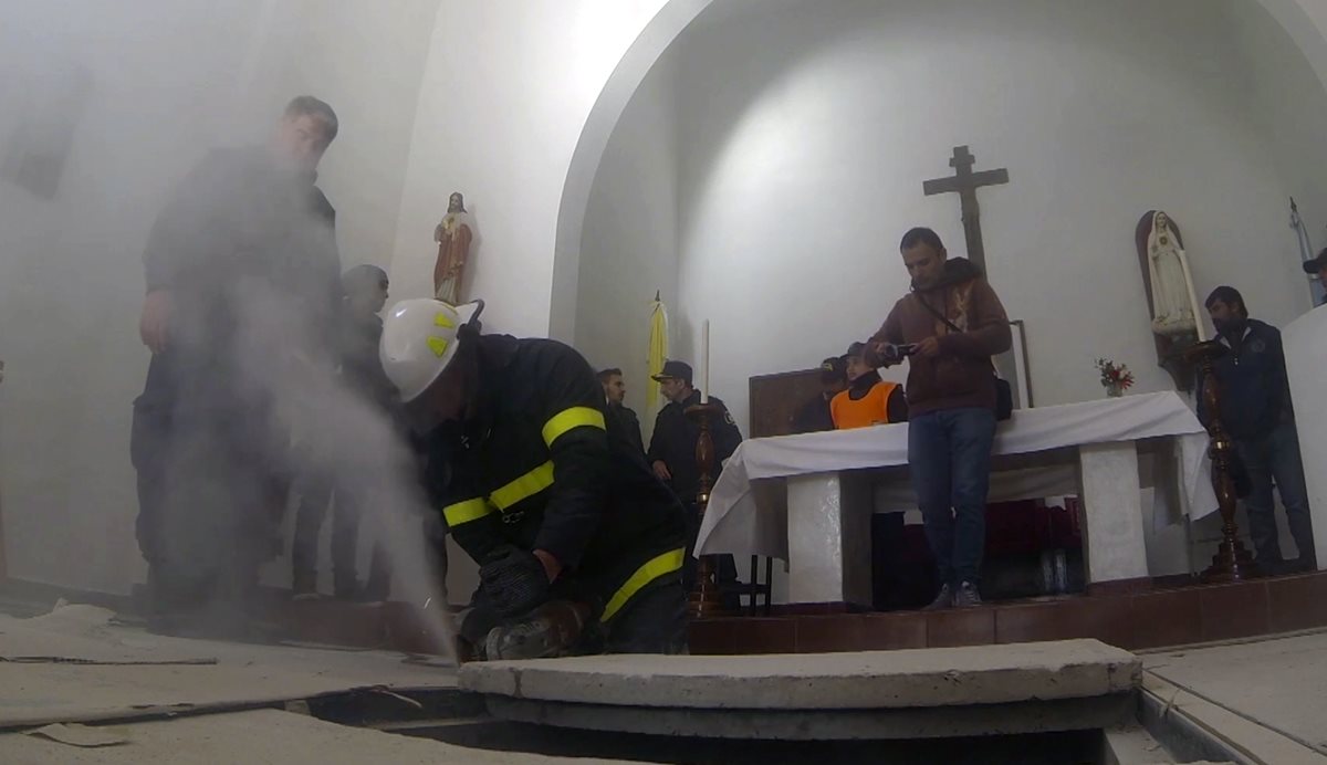 La Policía encontró tres bóvedas ocultas en el monasterio. (Foto Prensa Libre: AP).