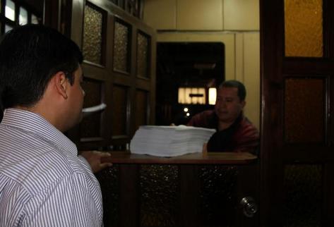 Un dirigente del movimiento entrega el memorial en la CC. (Foto Prensa Libre: MSICG)