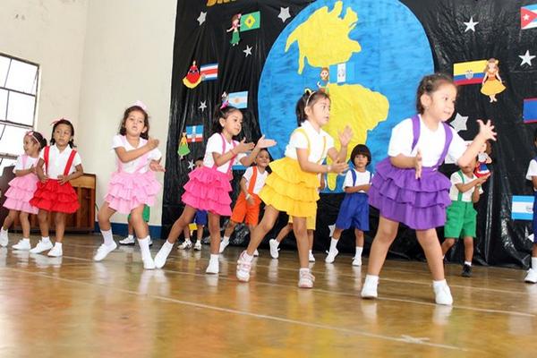 <p style="text-align: justify;">Una de las presentaciones que niños y niñas llevaron a cabo durante la feria familiar. (Foto Prensa Libre. Rolando Miranda)<br _mce_bogus="1"/></p>