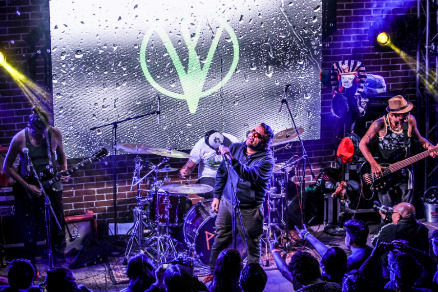 Viernes Verde destaca en el escenario con su música y por el espectáculo renovado que ofrece constantemente. (Foto Prensa Libre: Keneth Cruz)