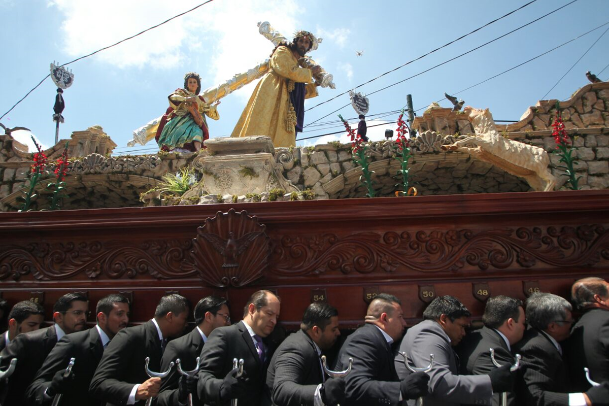 Imagen de Jesús Nazareno del Consuelo del templo La Recolección, en procesión por las calles del Centro Histórico. (Foto Prensa Libre: Érick Avila)