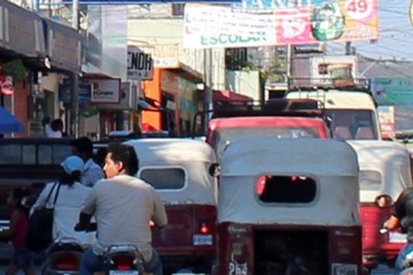 Delincuentes ingresaron en una agencia en Guastatoya, El Progreso la noche del sábado <strong>(Foto. Prensa Libre. Hugo Oliva)</strong><br _mce_bogus="1"/>