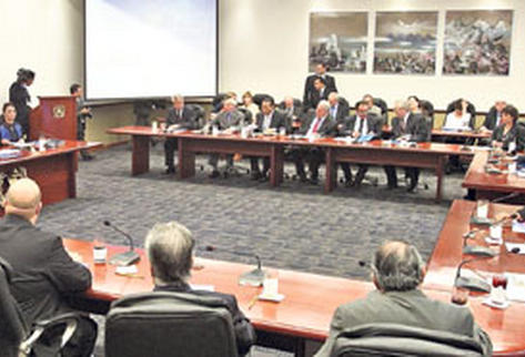 Representantes de la comunidad internacional reciben información sobre el peligro en que se encuentran 236 mil familias.