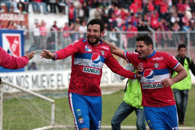 Hamilton López celebra el gol de la victoria para Xelajú (Foto Prensa Libre: Carlos Ventura)