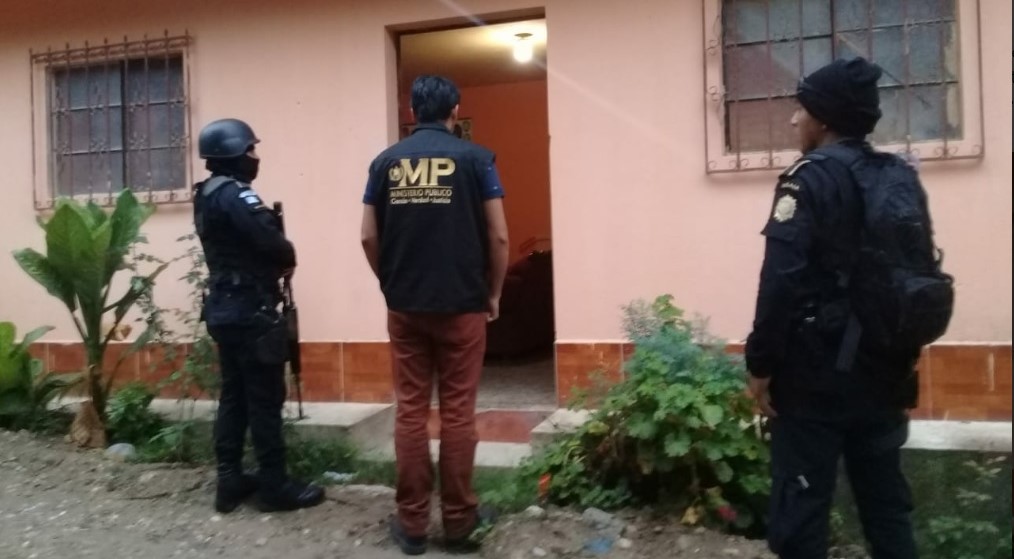 Los allanamientos se desarrollan en la zona 18 en busca de los miembros de una estructura señalada de tráfico de migrantes. (Foto Prensa Libre: MP)