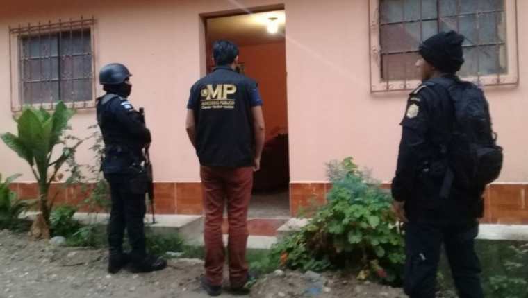 Los allanamientos se desarrollan en la zona 18 en busca de los miembros de una estructura señalada de tráfico de migrantes. (Foto Prensa Libre: MP)