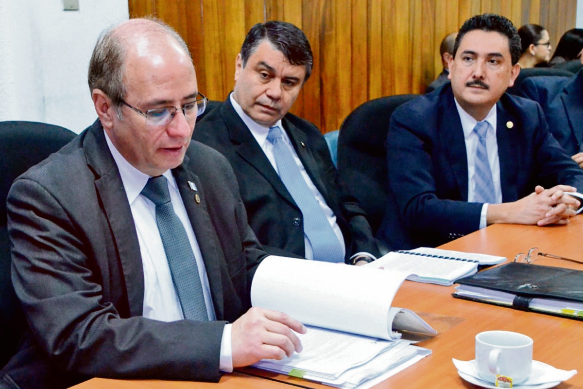 Funcionarios de la SIB, encabezados por el superintendente, José Alejandro Arévalo (i), analizaron la nueva ley con sectores involucrados en el tema. (Foto Prensa Libre: José Castro)