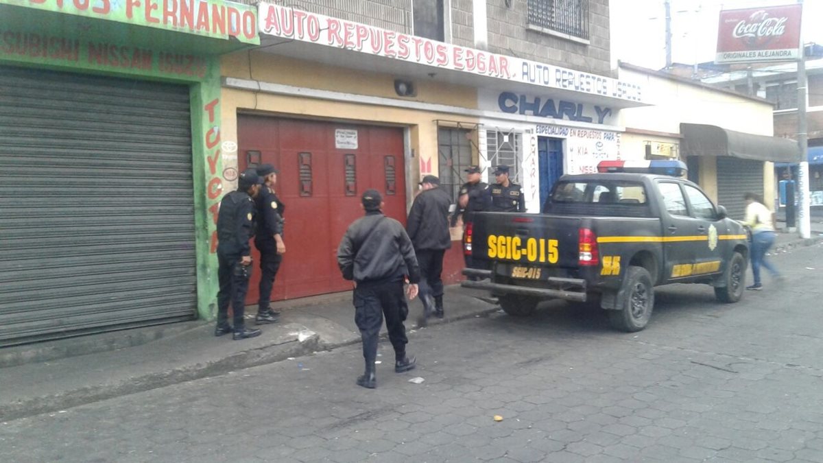 PNC realiza uno de los allanamientos en la zona 19, La Florida. (Foto Prensa Libre: Cortesía PNC)