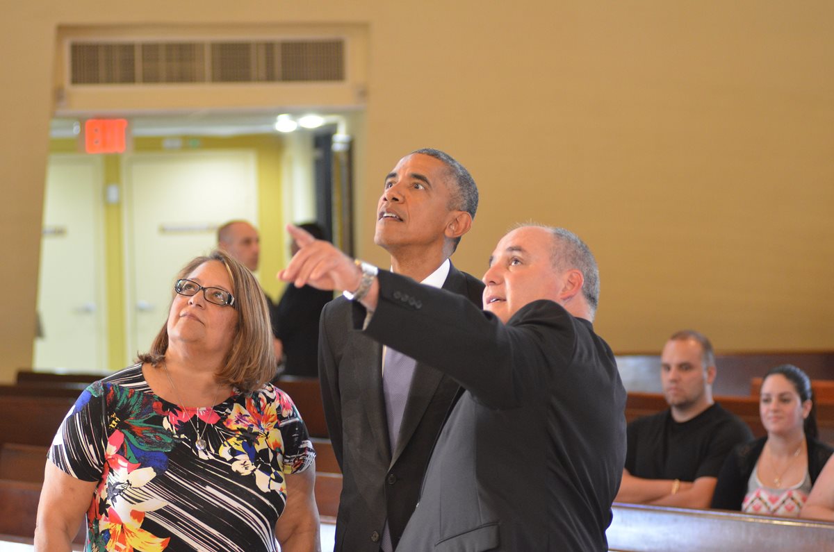 Barack Obama saludó en idioma español a quienes estaban dentro de la iglesia. (Foto Prensa Libre: AFP).