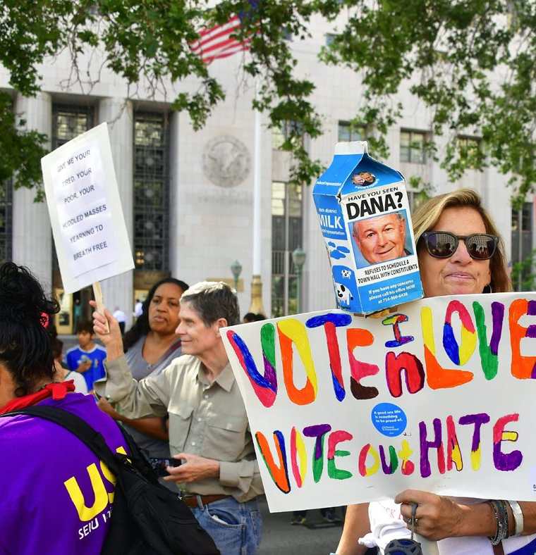 Activistas protestan por la visita del Fiscal General Jeff Sessions y sus políticas antimigrantes en Los Ángeles, California. (AFP).