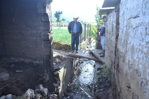 La pared  de una vivienda  fue derribada  por la  corriente  que sacavó los  cimientos.