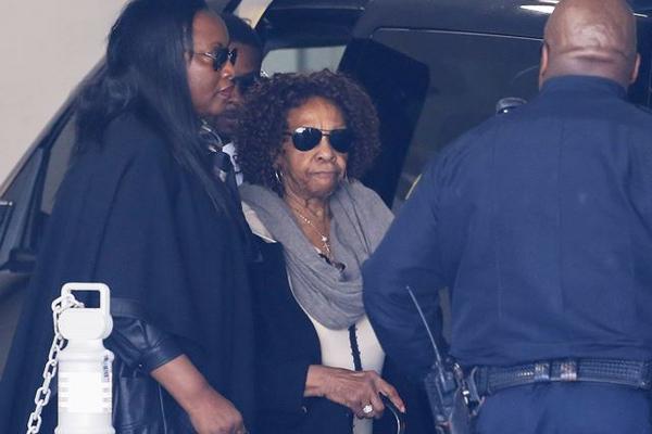 Cissy Houston (C), madre de la fallecida cantante estadounidense Whitney Houston, llega a visitar a su nieta Bobbi Kristina Brown. (Foto Prensa Libre: EFE)