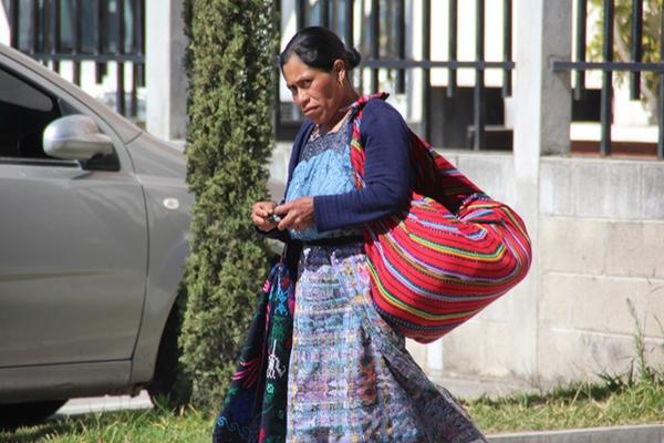 Juana Tercero Raymundo permanece frente a la Fiscalía del Ministerio Público de Huehuetenango, donde las autoridades esperan la orden de captura en su contra. (Foto Prensa Libre: Mike Castillo)