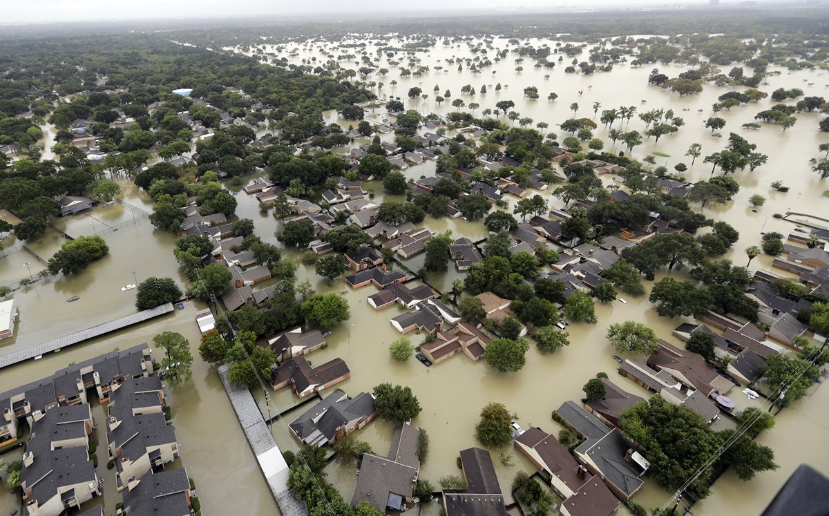 El agua del embalse de Addicks Reservoir fluye hacia los barrios de Houston. (Foto Prensa Libre: AP)