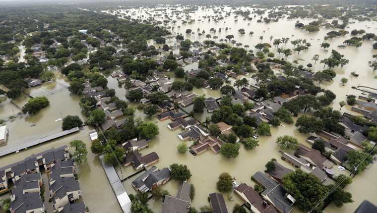 El agua del embalse de Addicks Reservoir fluye hacia los barrios de Houston.(AP)