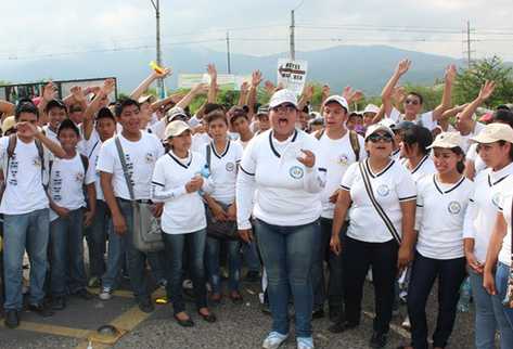 Estudiantes del Invo e Inso bloquearon calles del área urbana de Chiquimula. (Foto Prensa Libre: Edwin Paxtor)