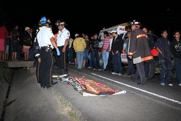 Socorristas cubren uno de los tres cuerpos que fueron arrollados en el km 91.5 de la ruta Nacional, en Sacatepéquez. (Foto Prensa Libre: Enrique Paredes)<br _mce_bogus="1"/>