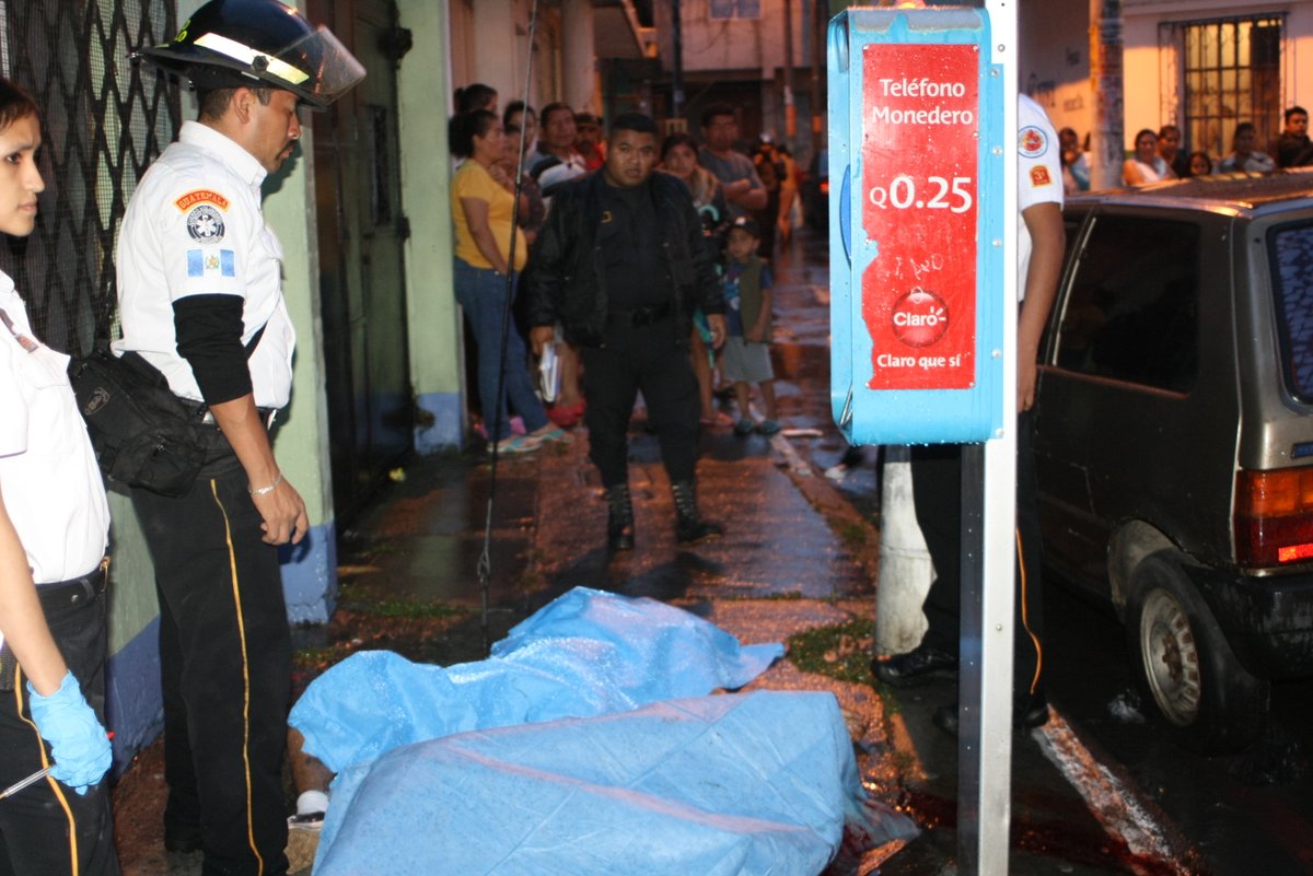 Dos hombres fueron atacados en la 25 calle y 29 avenida de la colonia 4 de Febrero, zona 7 (Foto Prensa Libre: Cortesía CBV).