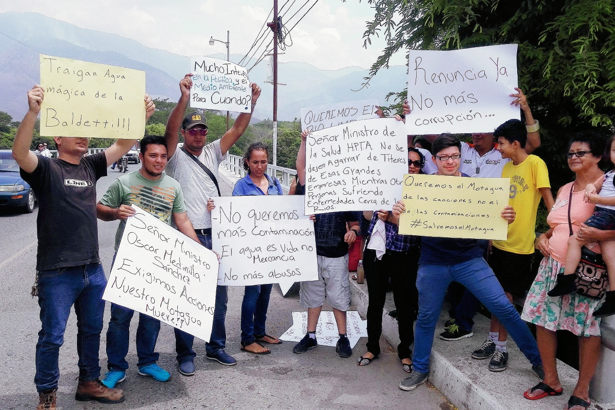 Manifestantes en exigen evitar contaminación el río Motagua, en Gualán, Zacapa. (Foto Prensa Libre: Juliio César Vargas)
