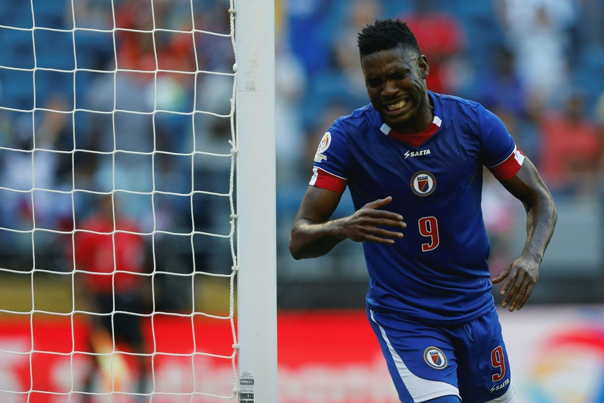 Kervens Belfort se lamenta después de fallar un gol. (Foto Prensa Libre: AFP)