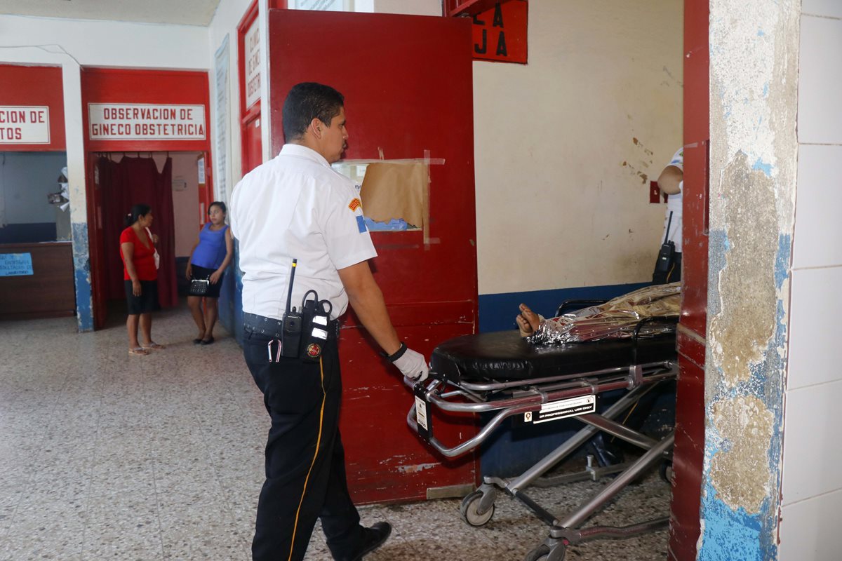 María de Jesús Bamac Mendoza, de 7 años, es ingresada al Hospital Nacional de Retalhuleu. (Foto Prensa Libre: Rolando Miranda)