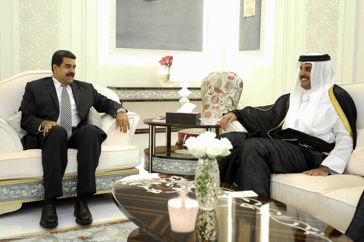 Nicolas Maduro reunido con emir de Catar, Tamim bin Hamad al Zani, en busca de eventuales acuerdos para frenar la caída del precio del crudo. (Prensa Libre: EFE)