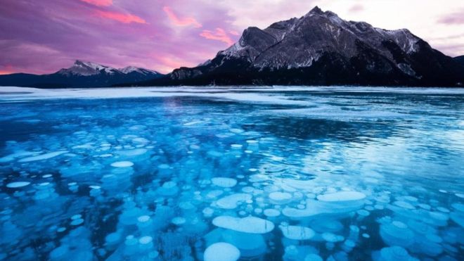 Estas extrañas burbujas gaseosas en los lagos de todo el Parque Nacional de Banff, en Canadá, o en el ccéano Ártico de Siberia. ALAMY