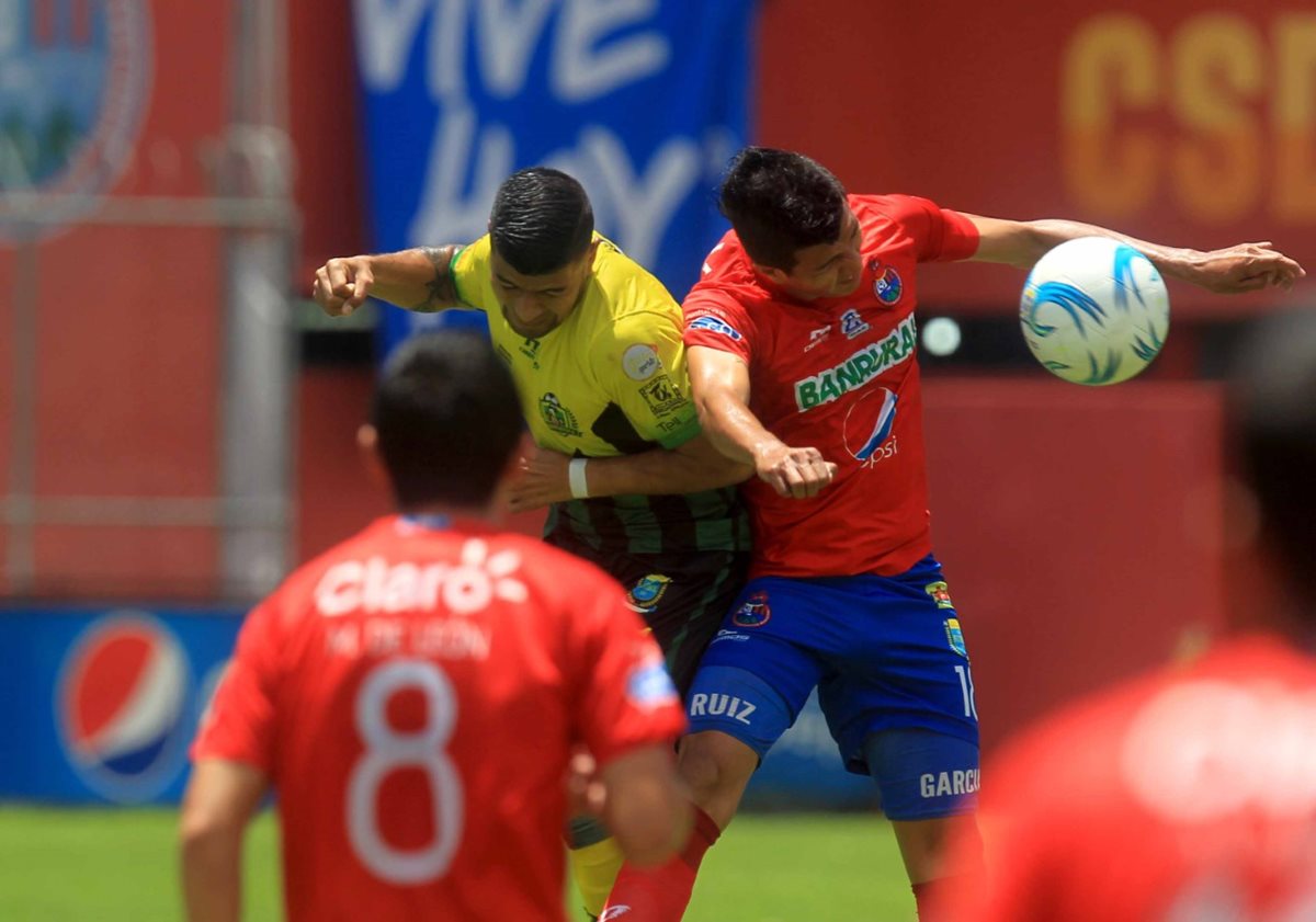 Ambos equipos tuvieron escasas oportunidades de gol en El Trébol. (Foto Prensa Libre: Carlos Vicente)