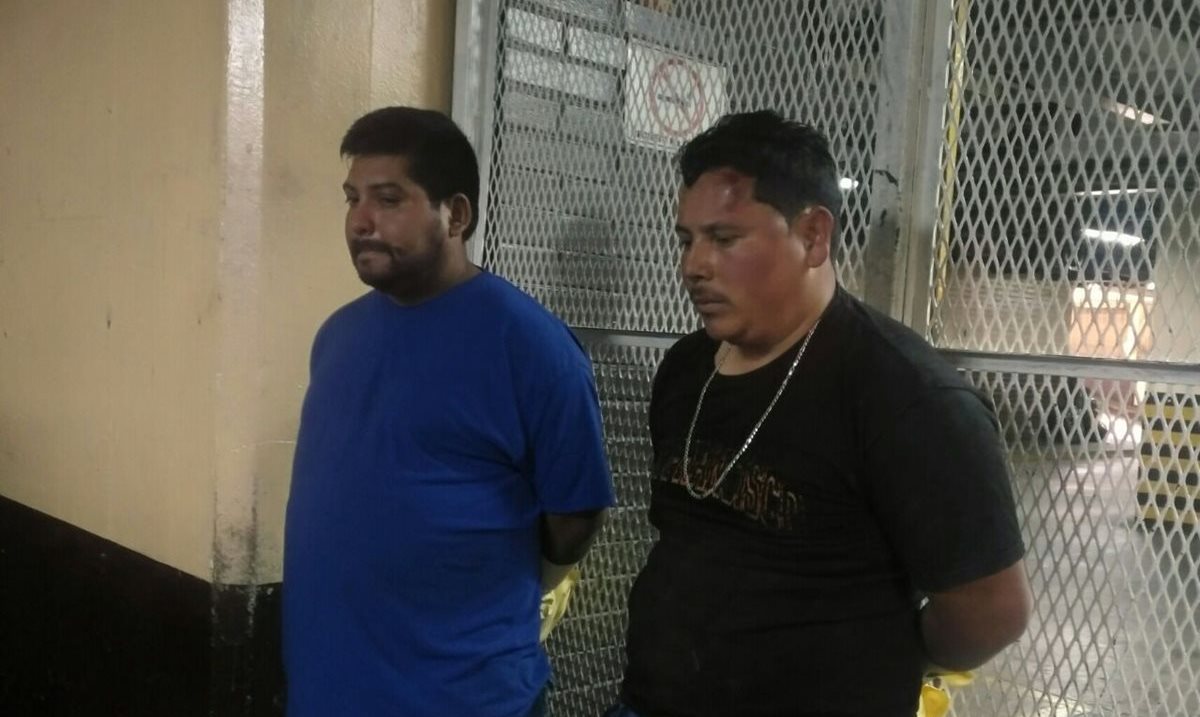 Dos hombres son sindicados de haber retenido a un hombre y su sobrino en la zona 7 capitalina, a quienes les exigían dinero para dejarlos en libertad. (Foto Prensa Libre: La Red)