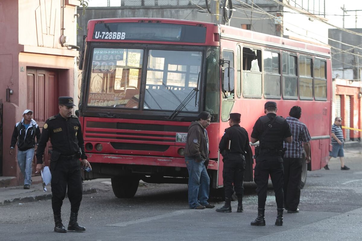 Un guardia de seguridad salvó la vida del piloto y ayudante de un bus en la zona 6 el cual fue atacado por presuntos pandilleros. (Foto Prensa Libre: É Ávila)