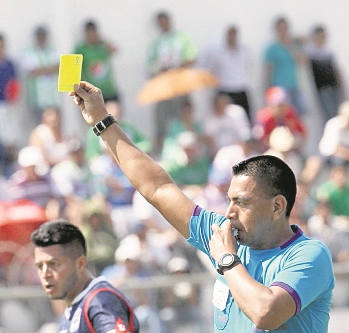 El árbitro Wálter López dirigirá el partido entre Suchitepéquez y Petapa el domingo a partir de las 11 horas. (Foto Prensa Libre: Hemeroteca PL)