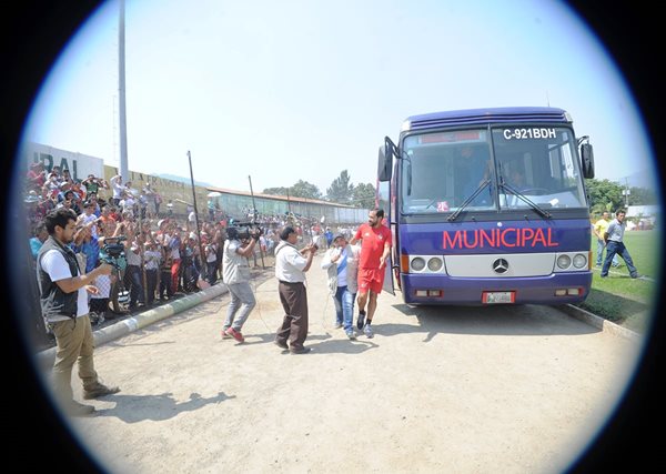 Carlos Ruiz desciende del bus rojo, en el estadio municipal de Amatitlán, mientras los aficionados le aclaman. (Foto Prensa Libre: Edwin Fajardo)